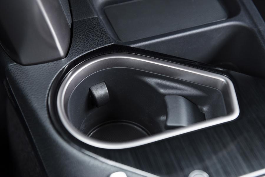  Toyota RAV4 Hybrid 2015 года  (US) (фото 43 из 51)